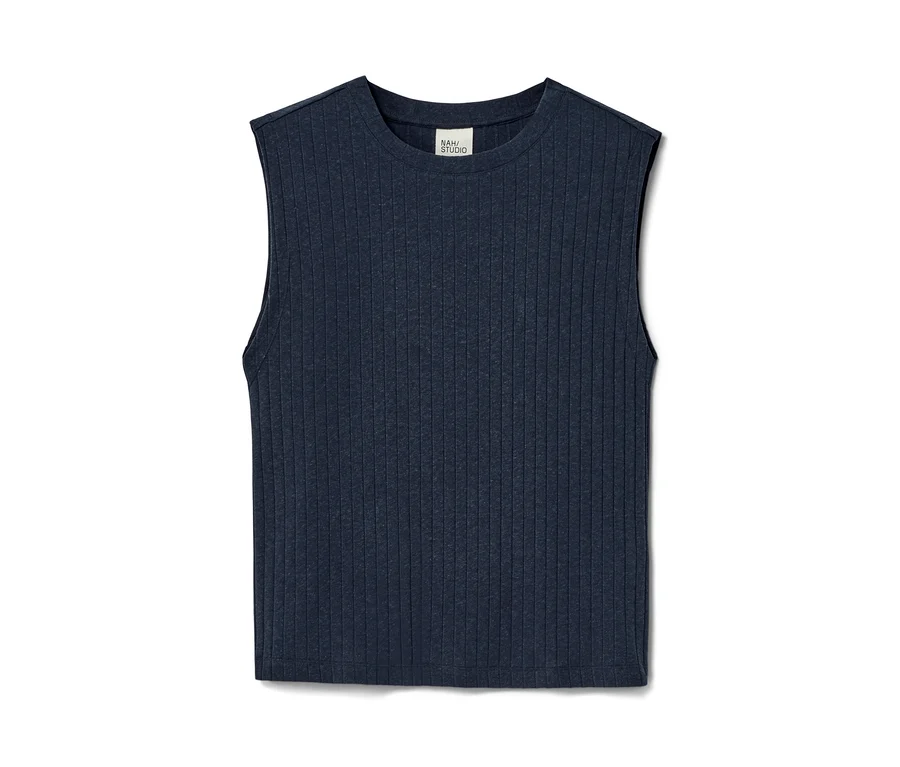 Ein marineblaues, geripptes NAH/STUDIO Shirt aus Baumwoll-Hanf-Mix liegt auf einem weißen Hintergrund.
