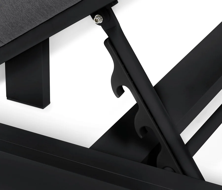 Detail des Mechanismus einer verstellbaren Premium-Doppelliege mit Sunbrella-Stoff.