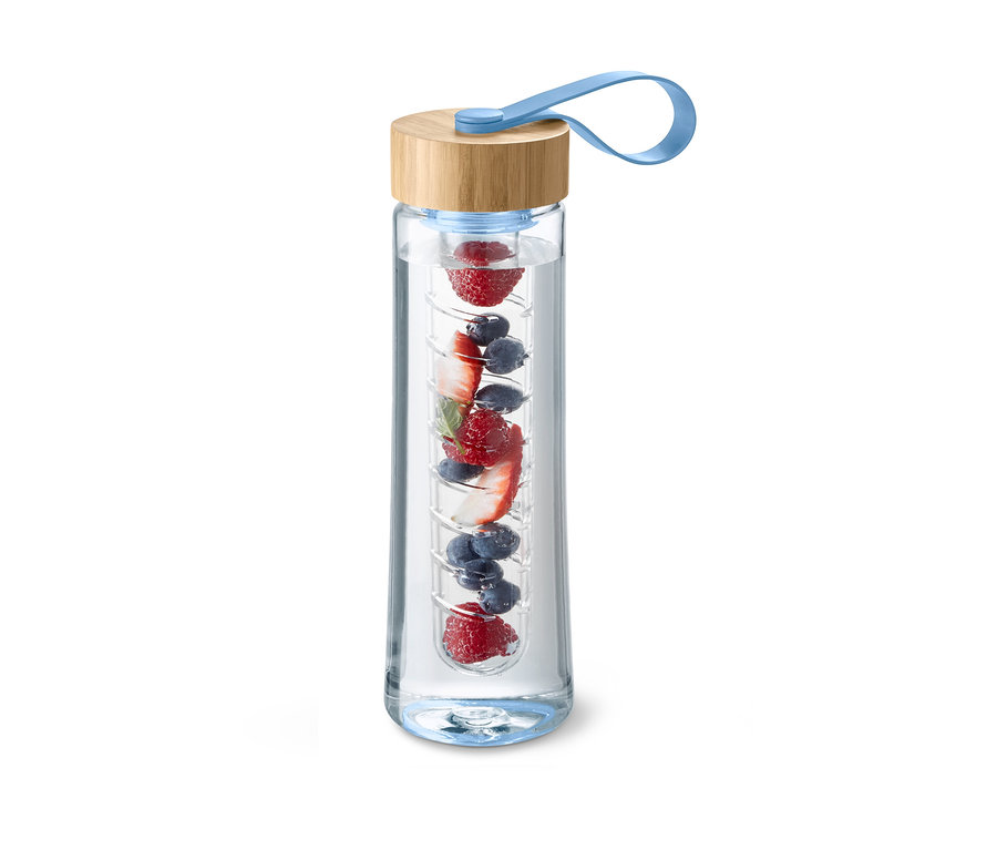 Eine Trinkflasche mit Aromaeinsatz gefüllt mit Wasser, Erdbeeren und Blaubeeren.