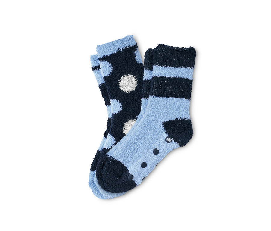 Zwei Paar Kuschelsocken: ein Paar mit blauen und weißen Punkten, das andere mit blauen Streifen.