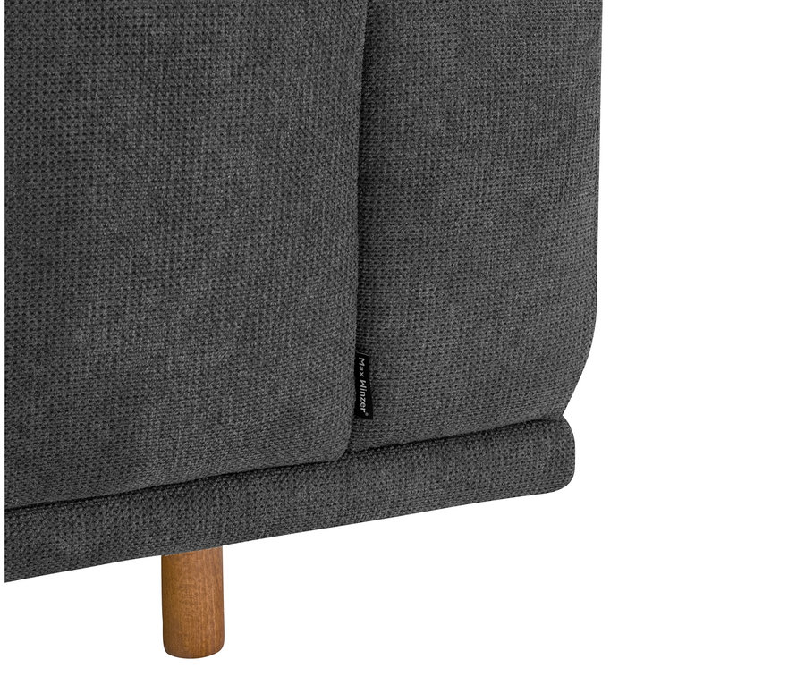 Detailansicht des dunkelgrauen Ecksofas »Penelope« mit Holzfuß, links.