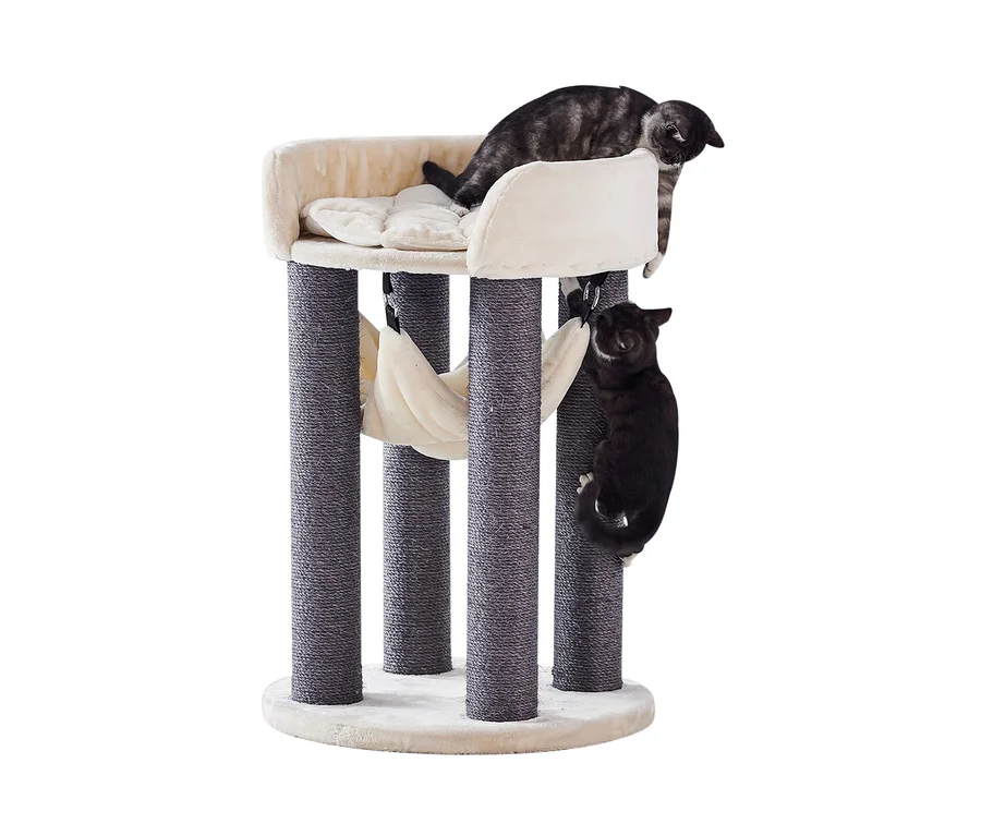 Zwei Katzen auf dem Nobby Kratzbaum »ELA«: eine liegt oben, die andere klettert an einem Pfosten hoch.