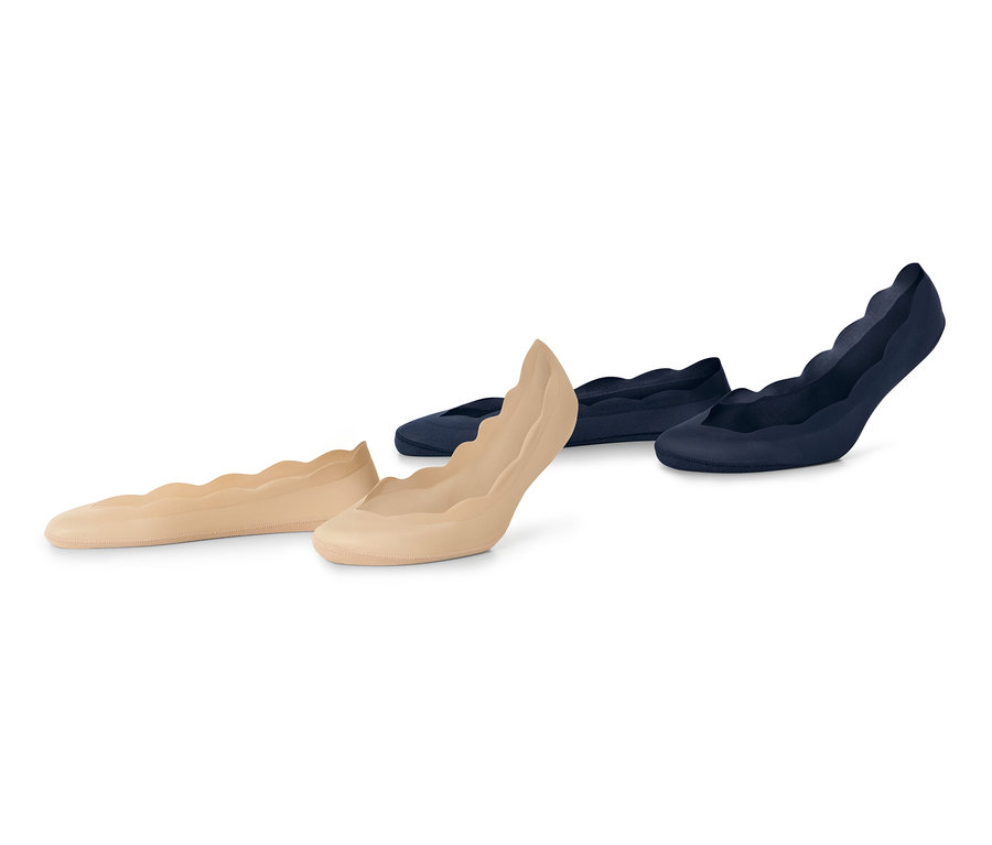 Zwei Paar beige und zwei Paar marineblaue Magic-Cut-Füßlinge.