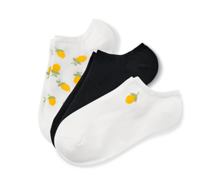 Drei Paar Sneakersocken: ein Paar weiß mit Zitronenmuster, ein Paar schwarz und ein Paar weiß mit Zitronenstickerei.