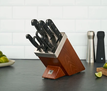 Auf einer Küchentheke stehen ein ZWILLING Selbstschärfender Messerblock »Gourmet« und Limetten.
