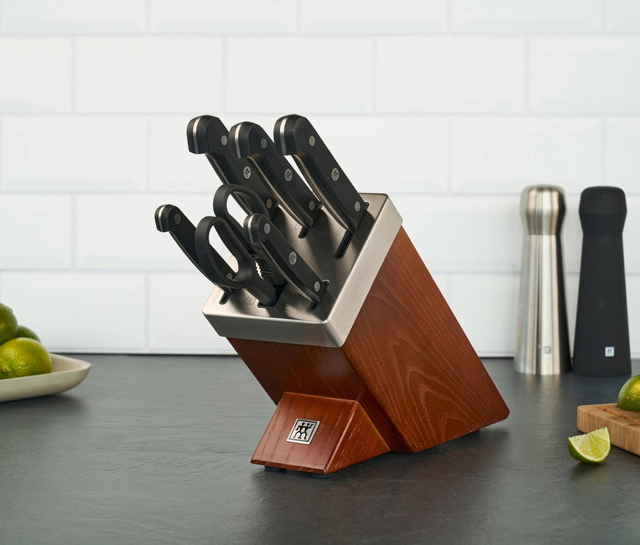 Auf einer Küchentheke stehen ein ZWILLING Selbstschärfender Messerblock »Gourmet« und Limetten.