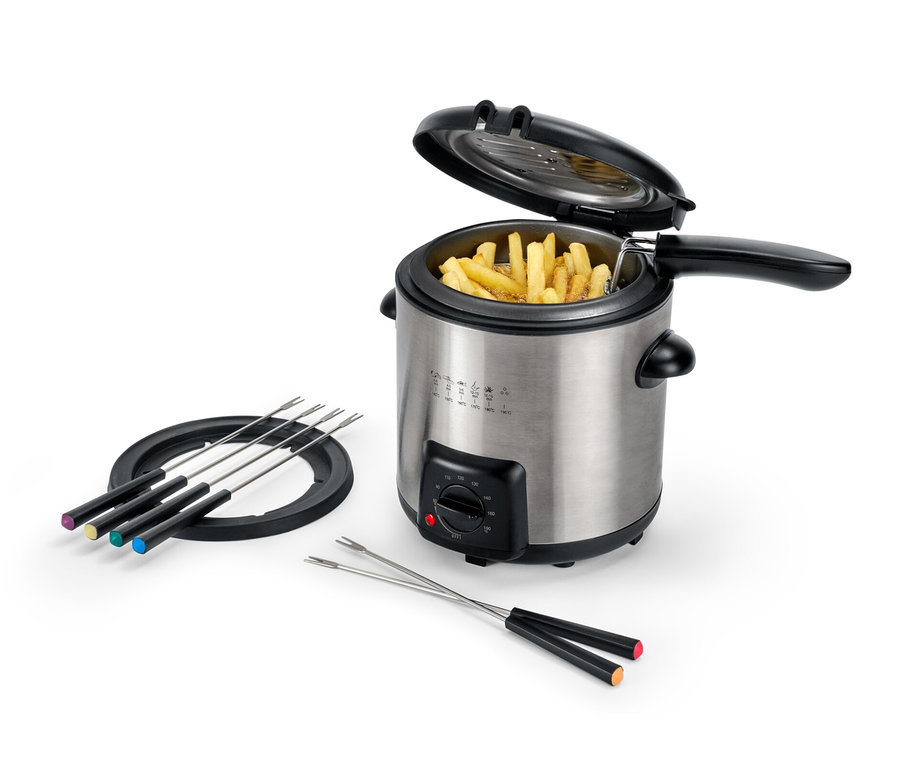 Mini-Fritteuse-und-Fondue mit Pommes und Gabeln.