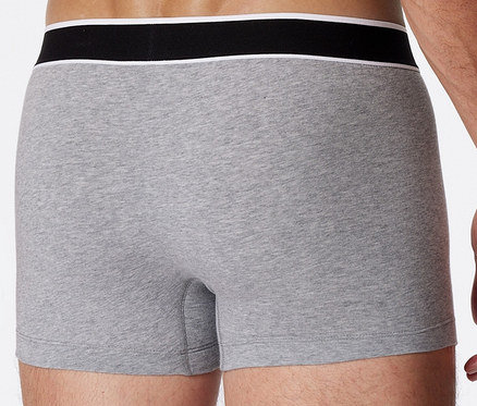 Mann von hinten trägt 3 SCHIESSER Shorts mit Bio-Baumwolle, grau meliert.
