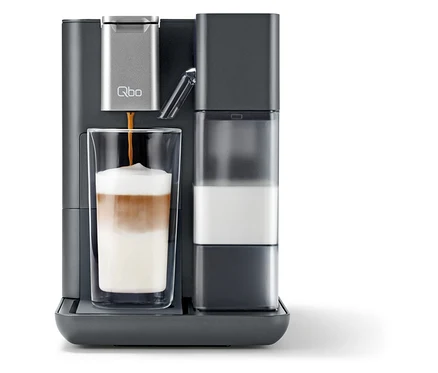 Graue Qbo MILK MASTER befüllt ein Glas mit Kaffee.