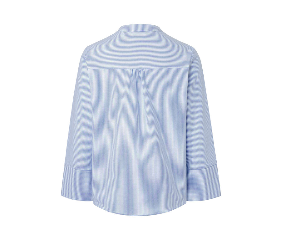 Gestreifte hellblau-weiße Bluse.