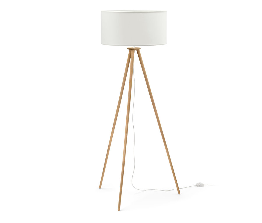 Dreibein Stehleuchte aus Holz mit weißem Lampenschirm.