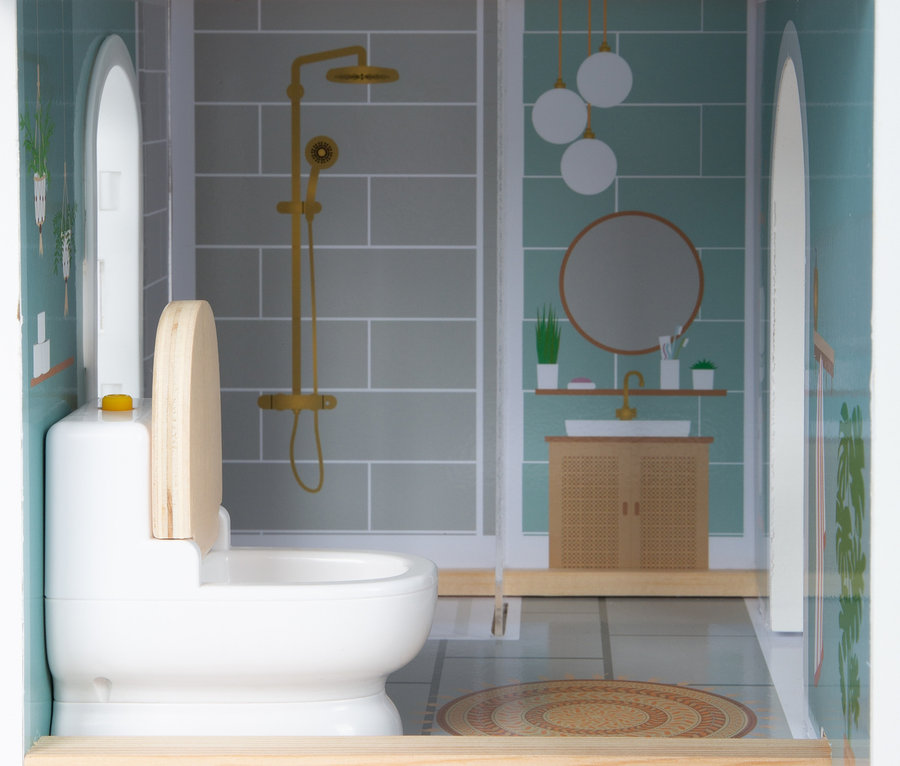 Detailansicht Badezimmer im small foot Puppenhaus mit Dachterrasse, mit Toilette, Dusche, Waschbecken und Spiegel.