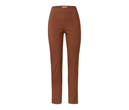 Cognacfarbene Stretchhose.