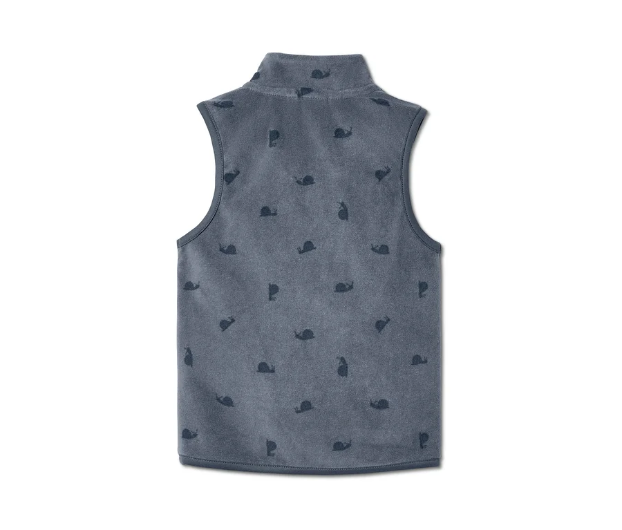 Detailaufnahme einer Kleinkinder-Fleeceweste mit Schnecken-Alloverprint.