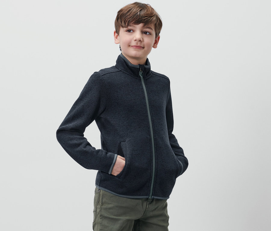 Junge trägt Kinder-Strickfleecejacke.