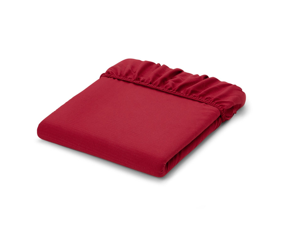 Ein rotes Microfaser-Flanell-Spannbettlaken in Normalgröße, gefaltet auf einem weißen Hintergrund.
