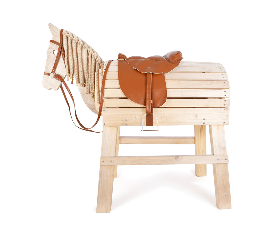 Holzpferd mit braunem small foot Sattel und Zaumzeug-Set.