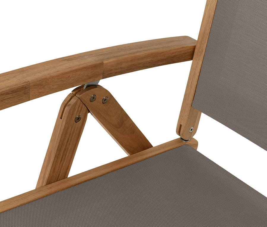 Detailansicht eines »Lenja« Hochlehners mit verstellbarer Rückenlehne aus Holz und Textil.