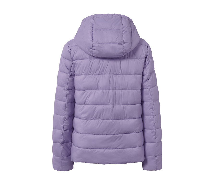 Detailansicht der Rückseite einer fliederfarbenen Steppjacke mit Kapuze.