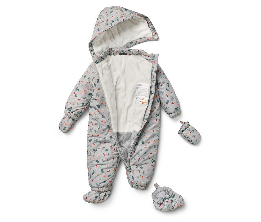 Ein grauer Baby-Winteroverall mit Blätter- und Blumenmuster liegt offen auf einem weißen Hintergrund, zusammen mit einem passenden Fäustling.