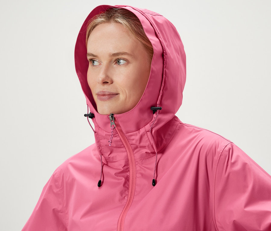 Frau trägt eine pinke Jacke mit Kapuze.