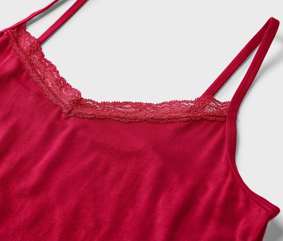Detailansicht eines roten Tanktops mit Spitze am Ausschnitt.
