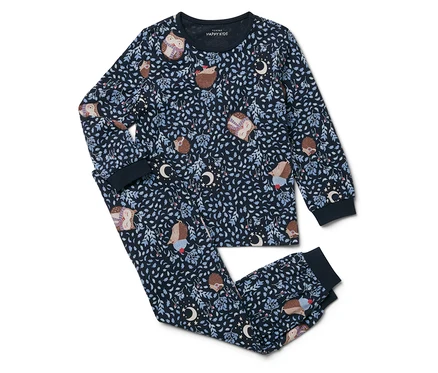 Ein Pyjama-Set mit Igel-, Mond- und Blättermuster auf dunkelblauem Hintergrund.