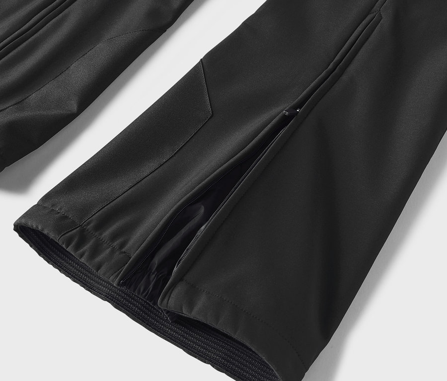 Detailaufnahme einer schwarzen Hose mit seitlichem Schlitz.