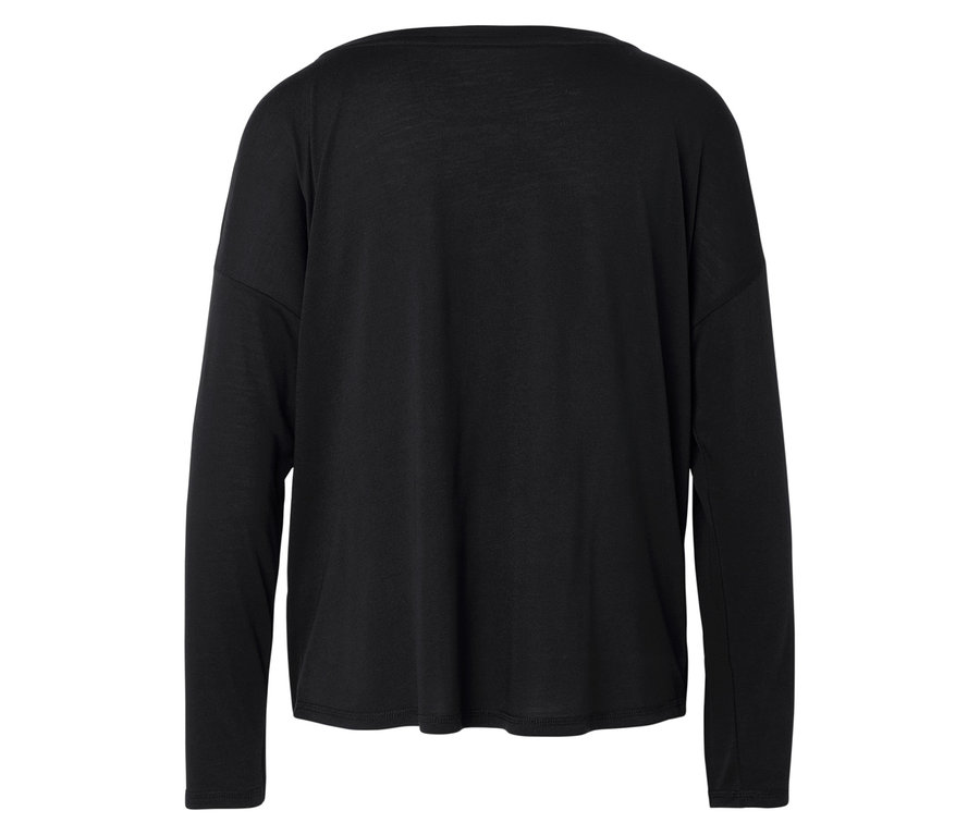 Schwarzes Langarmshirt auf weißem Hintergrund.
