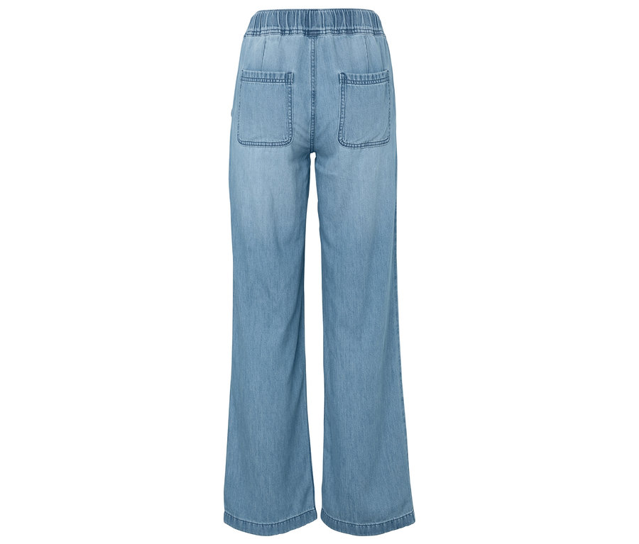 Rückansicht einer hellblauen Jeanshose mit weitem Bein und elastischem Bund.