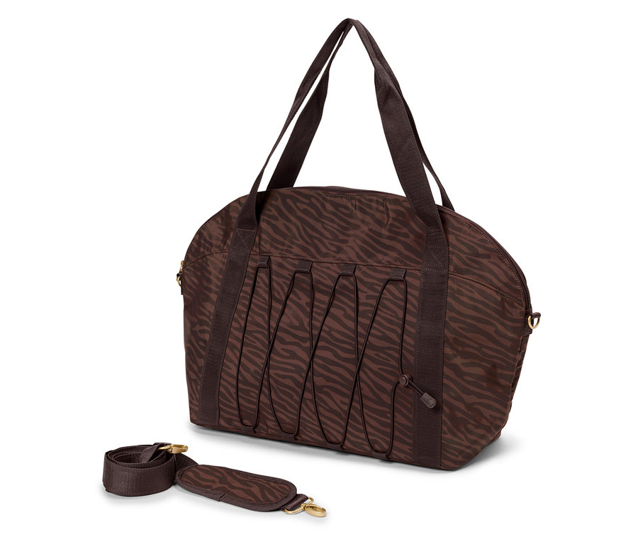 Eine braune Tragetasche mit Zebra-Muster und Trägern steht auf einem weißen Hintergrund, mit einem abnehmbaren Schultergurt daneben.