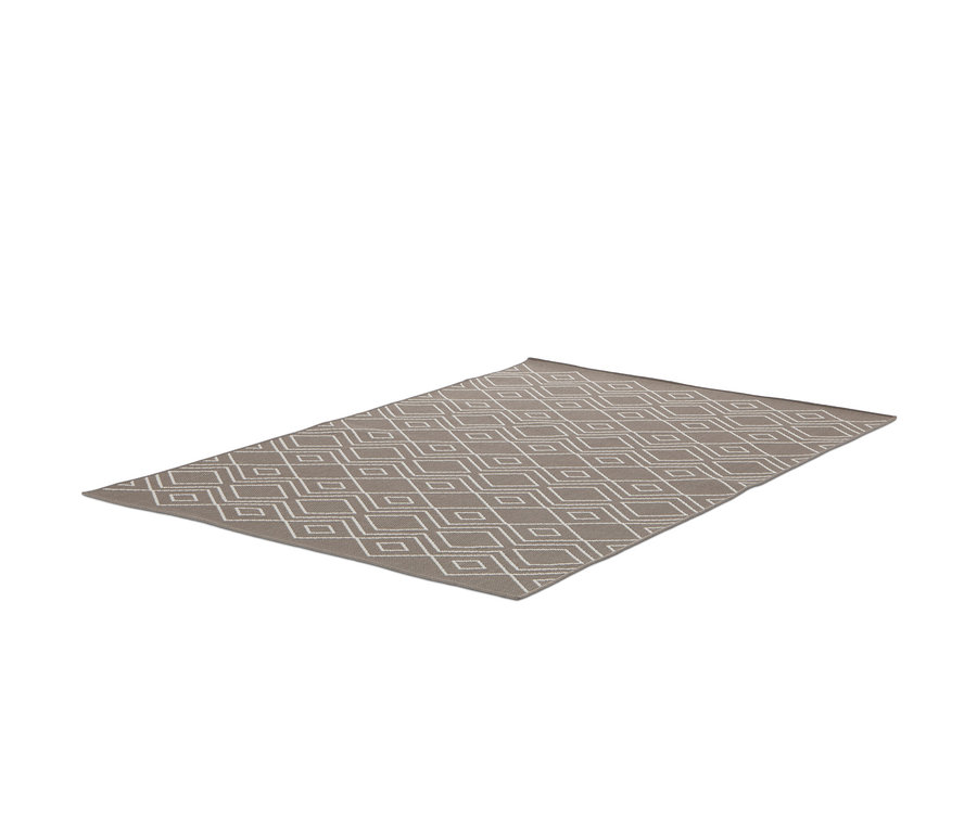 Ein brauner, faltbarer Outdoor-Teppich »Diamond Rhythm« liegt auf dem Boden.