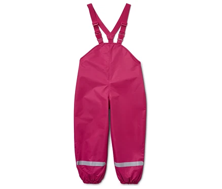 Eine pinke Kinder-Latzhose mit Reflektorstreifen an den Hosenbeinen.