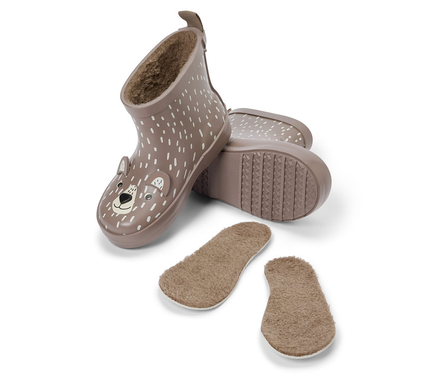 Braune Kindergummistiefel mit Bärenmotiv und weißen Punkten, mit herausnehmbaren Einlegesohlen, auf weißem Hintergrund.