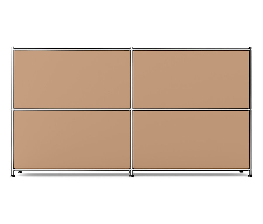 Vier braune Paneele in einem Metallrahmen.