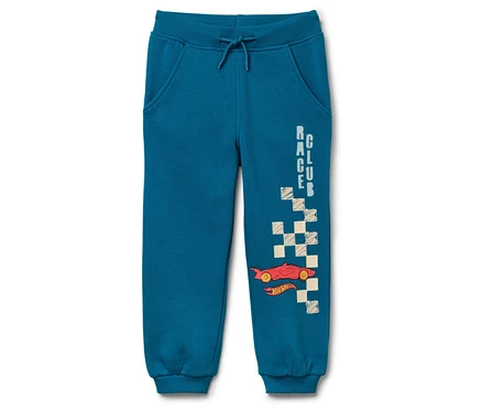 Blaue Jogginghose mit rotem Rennwagen und Schachbrettmuster.