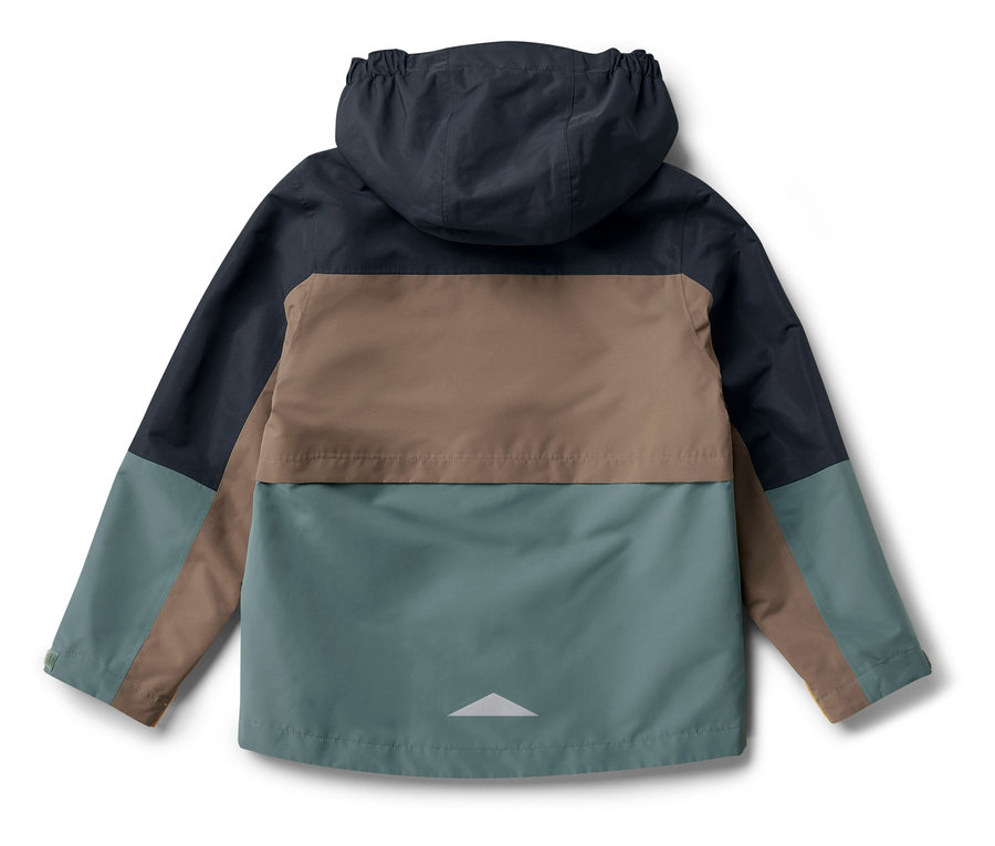 Detailansicht der Rückseite einer Kinder-Allwetterjacke, farblich abgesetzt in Dunkelblau-, Braun- und Grüntönen.