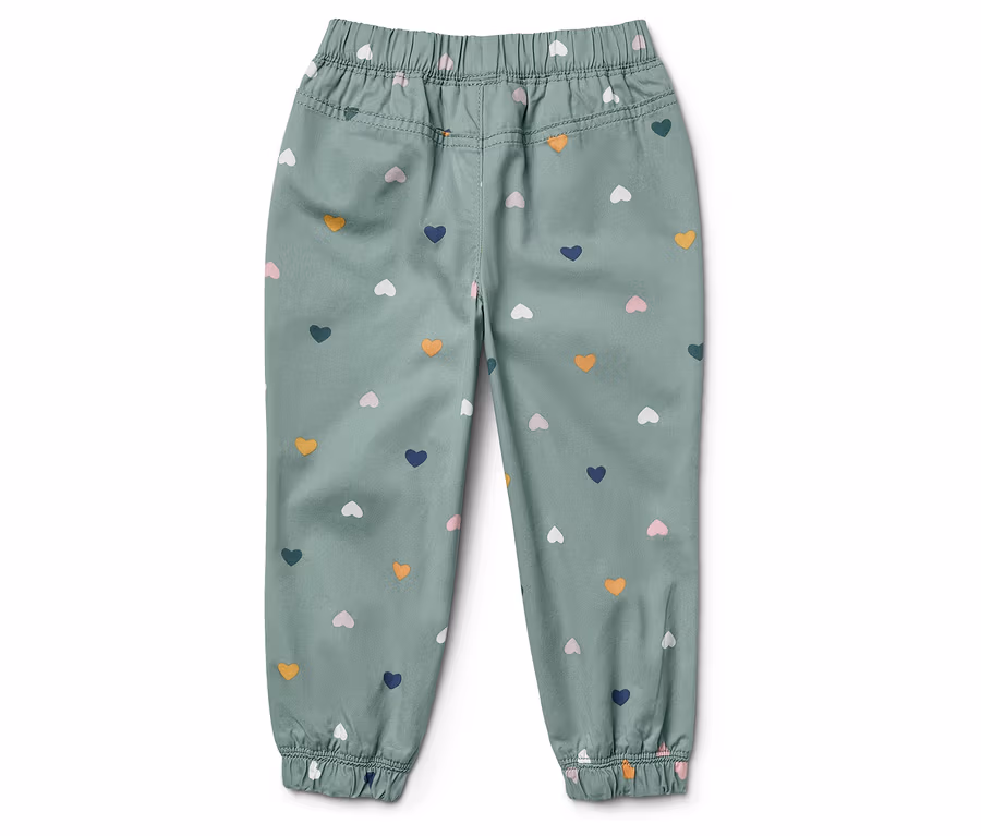 Grüne Hose mit Herzmuster.