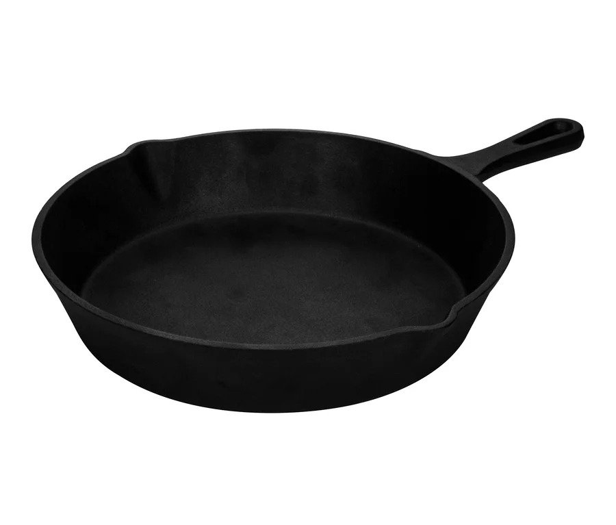 Eine schwarze Gusseisen-Pfanne vor einem weißen Hintergrund.