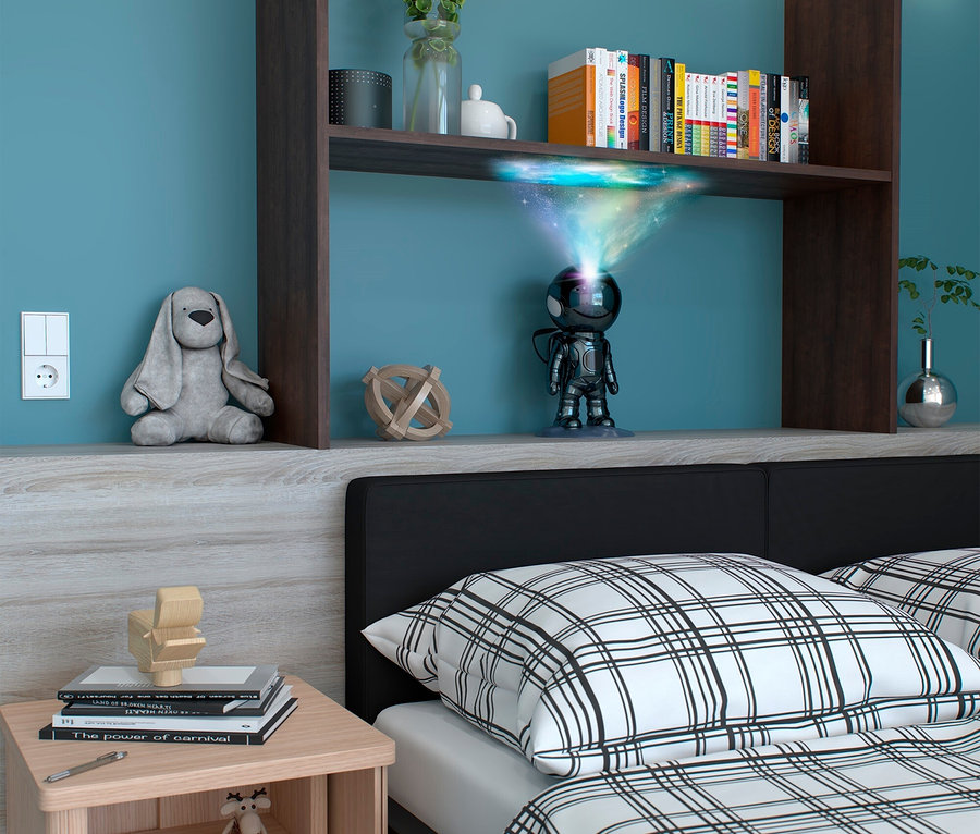 Nachttisch mit Büchern, Spielzeug und Bett mit karierter Bettwäsche.