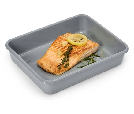 Ein Lachsfilet mit Zitrone und Kräutern in einer grauen Auflaufform.