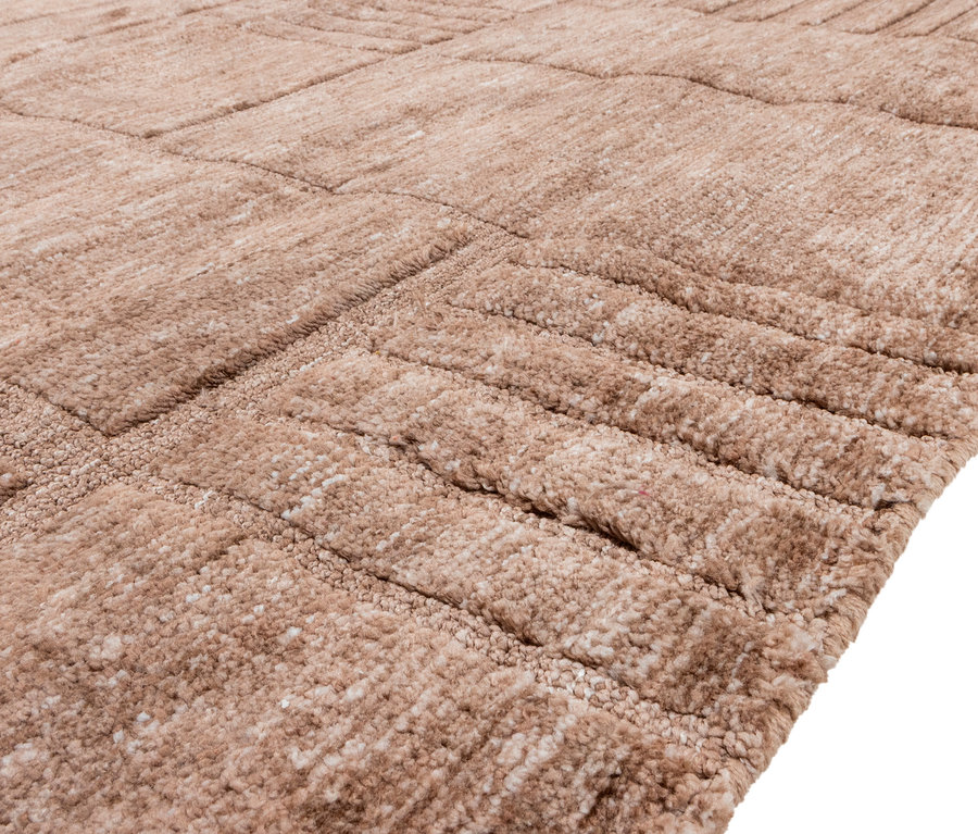 Nahaufnahme eines beigen Teppichs mit rechteckigen Mustern.