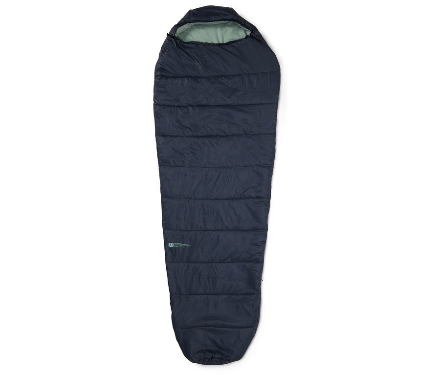 Ein dunkelblauer Schlafsack liegt auf einem weißen Hintergrund.