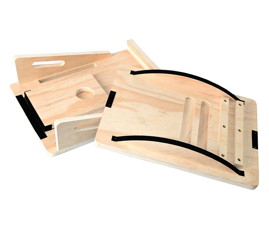 Mehrere F2 Step on Balance Boards aus hellem Holz liegen übereinander.