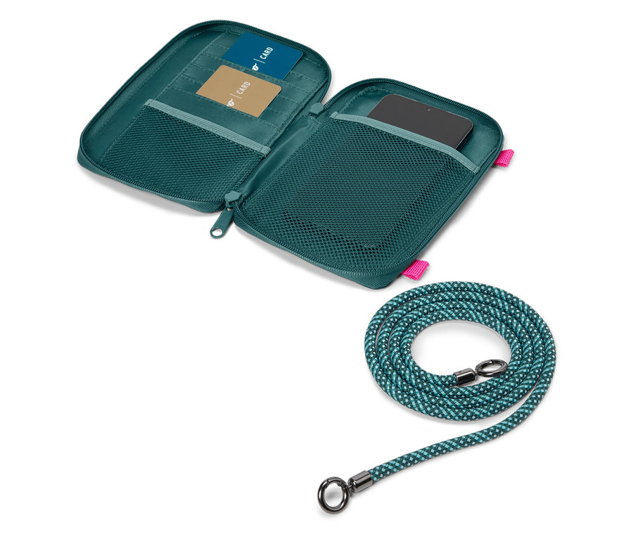Offene, dunkelgrüne Handytasche mit zwei Karten, einem Smartphone und einer blau-grün geflochtenen Kordel.