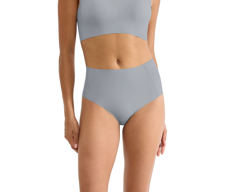 Frau trägt graues, hoch tailliertes Höschen und ein dazu passendes Bralette.