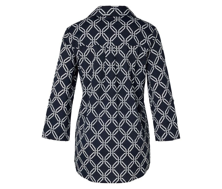 Marineblaue Jacke mit weißem geometrischem Muster, von hinten gesehen.