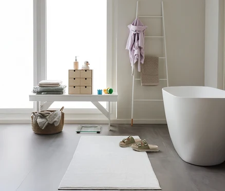 Im Badezimmer liegt eine creme benuta Badematte »Ole« (50 x 80 cm).