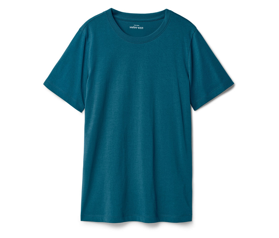 Blaues T-Shirt liegt auf einem weißen Hintergrund.