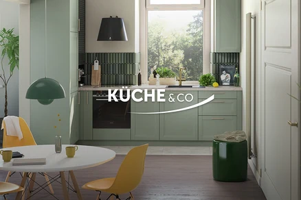 Helle Küche mit Kochinsel, modernen Geräten und Holzboden.